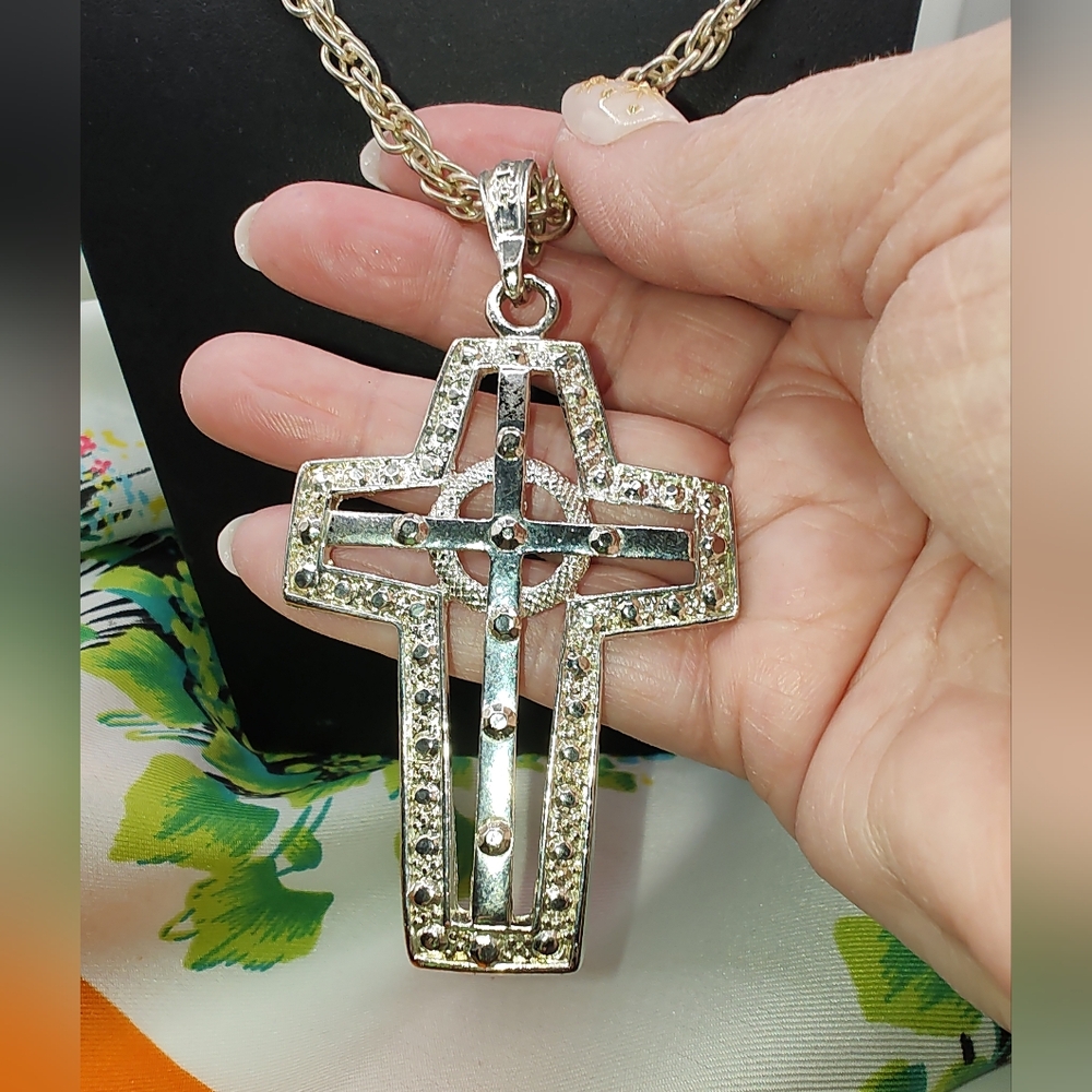 Beautiful Bold Vintage Soft Gold Tone Cross On A Chunky Chain - Picture 3 of 8